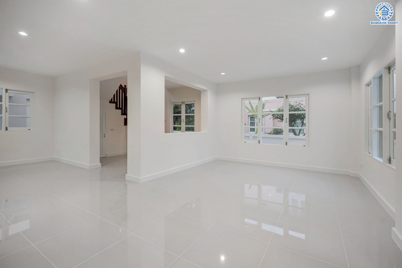 บ้านมือสองตกแต่งใหม่ โครงการ ราชพฤกษ์ บางบอน4 ตกแต่งหรูหรา เนื้อที่ 100.5 ตร.ว. ฟังก์ชัน 3 ห้องนอน 3 ห้องน้ำ จอดรถได้ 2 คัน พื้นที่ใช้สอย 343.94 ตร.ม. บนทำเลศักยภาพ เชื่อมต่อหลายเส้นทาง ใกล้เดอะมอลล์บางแค จุดขึ้นทางด่วน "พระราม2" และรถไฟฟ้าสายสีน้ำเงิน "สถานีหลักสอง"